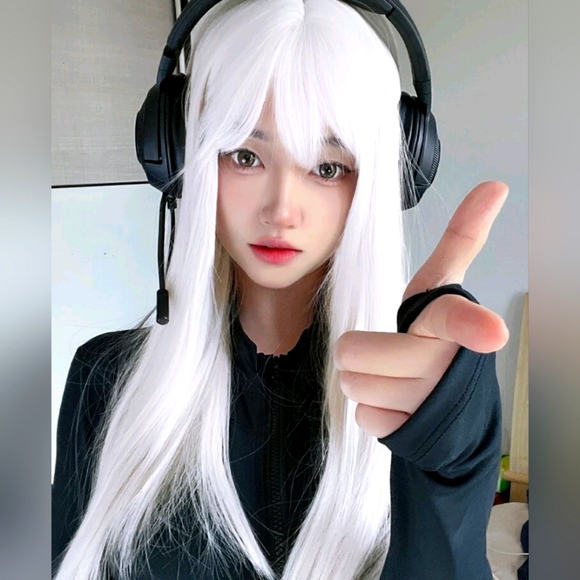 White cosplay wig with bangs! 24 inches😄 - Picture 1 of 2